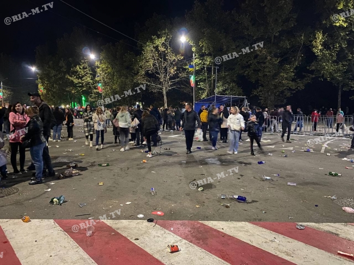В Мелитополе площадь перед сценой на День города превратилась в мусорную свалку, фото 3